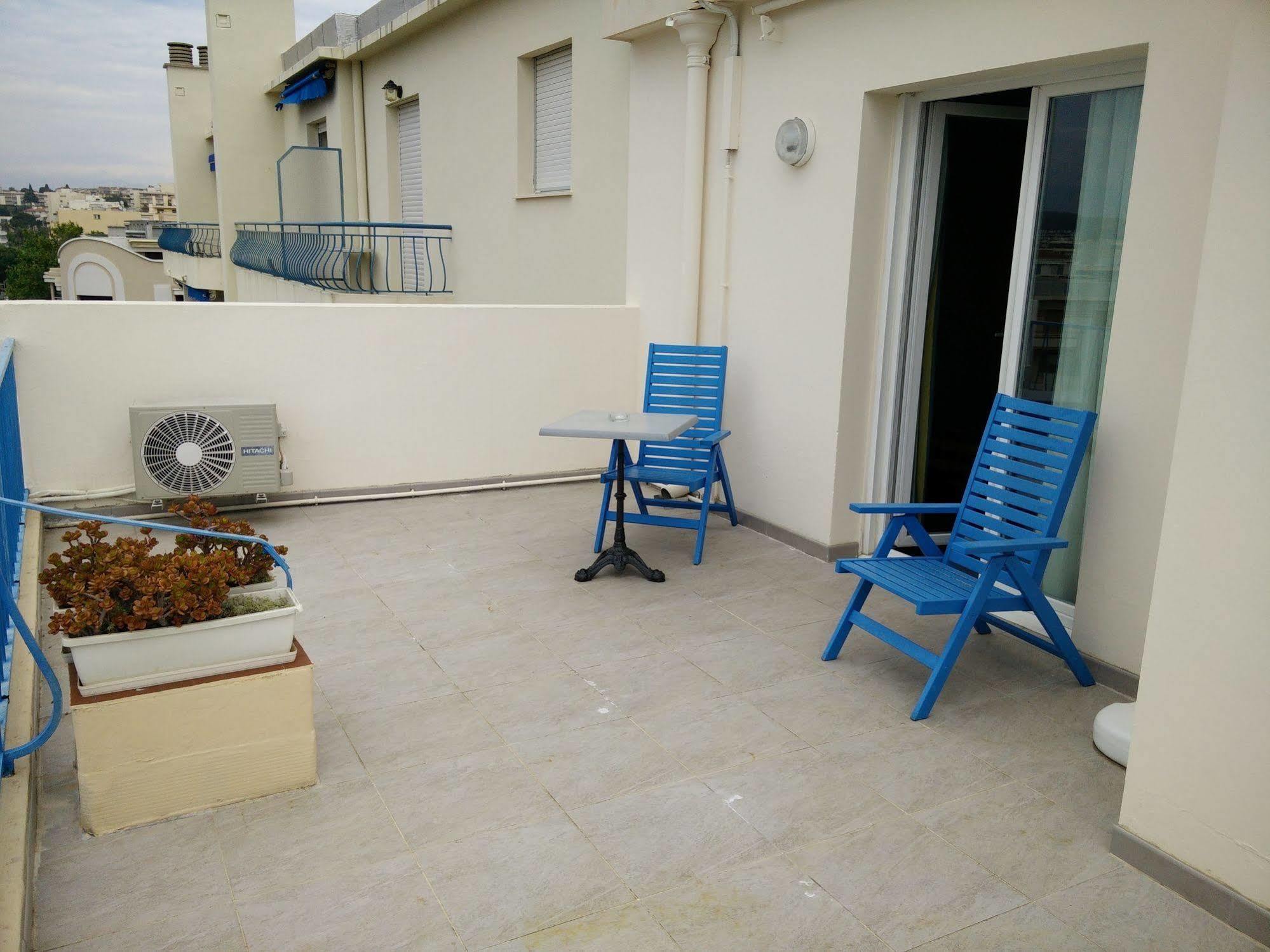 Hotel Courbet Juan-les-Pins Exterior photo